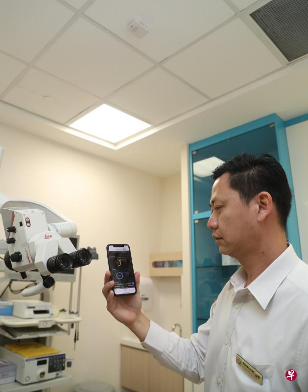 竹脚妇幼医院在放置显微镜等特别器材的房间内,在天花板装置了白色的智能温度探头传感器,这让设施管理副经理连伟强可随时从手机监视,一旦温度或湿度超标也会马上收到警告短信。(饶进礼摄) 竹脚妇幼医院在放置显微镜等特别器材的房间内,在天花板装置了白色的智能温度探头传感器,这让设施管理副经理连伟强可随时从手机监视,一旦温度或湿度超标也会马上收到警告短信。(饶进礼摄)