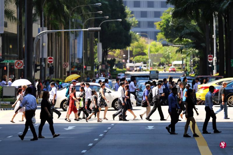 为保障员工生计,人力部规定雇主若要在疫情期间节省成本,实行任何影响员工月薪的措施,须通知人力部,并说明做法是公平的。(档案照片) 为保障员工生计,人力部规定雇主若要在疫情期间节省成本,实行任何影响员工月薪的措施,须通知人力部,并说明做法是公平的。(档案照片)