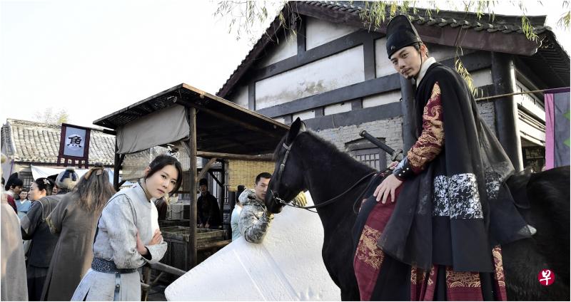 黄思恬(左)和戚玉武等主要演员拉队到横店影视城取景。(优1周提供) 黄思恬(左)和戚玉武等主要演员拉队到横店影视城取景。(优1周提供)