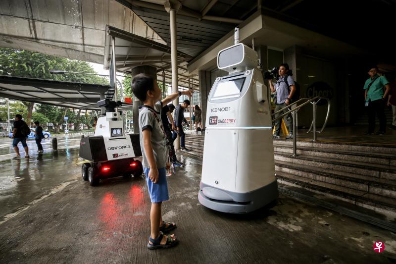 12月9日,陆路交通管理局在南北线宏茂桥地铁站的“站岗”(Station Guard)紧急演习上,测试两款保安器材。这两个机器人由本地保安公司Oneberry Technologies研发,装有摄像机、感应器、视频和音频分析科技,可在紧急时刻立即通知指挥中心。(档案照片) 12月9日,陆路交通管理局在南北线宏茂桥地铁站的“站岗”(Station Guard)紧急演习上,测试两款保安器材。这两个机器人由本地保安公司Oneberry Technologies研发,装有摄像机、感应器、视频和音频分析科技,可在紧急时刻立即通知指挥中心。(档案照片)