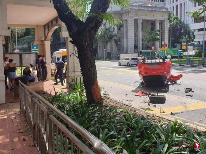一辆红色阿尔法·罗密欧汽车不知何故失控冲上路堤,撞到大树后翻覆。(取自互联网) 一辆红色阿尔法·罗密欧汽车不知何故失控冲上路堤,撞到大树后翻覆。(取自互联网)