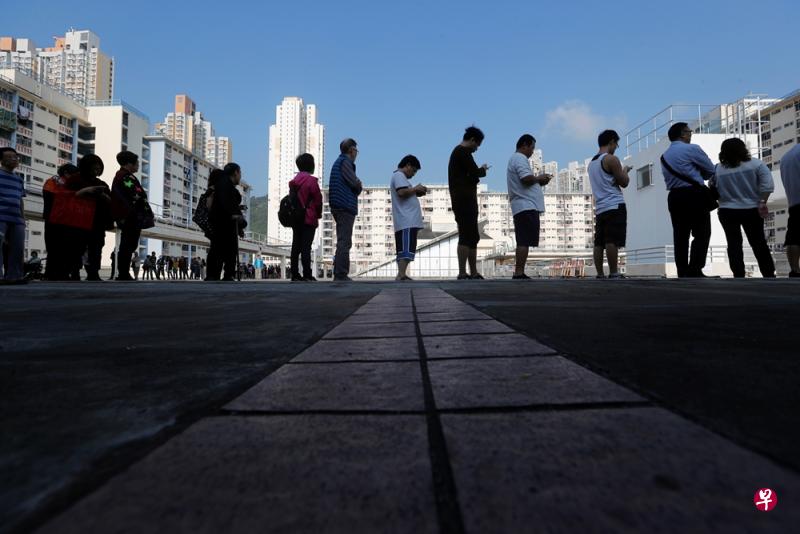 香港上个月举行区议会选举,许多公众排队准备投票。(路透社) 香港上个月举行区议会选举,许多公众排队准备投票。(路透社)