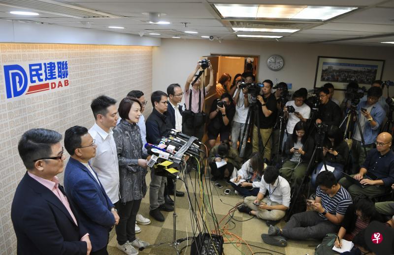 11月25日上午,民建联就区议会选举结果会见传媒,表示会认真检讨并更努力服务市民。(中新社) 11月25日上午,民建联就区议会选举结果会见传媒,表示会认真检讨并更努力服务市民。(中新社)