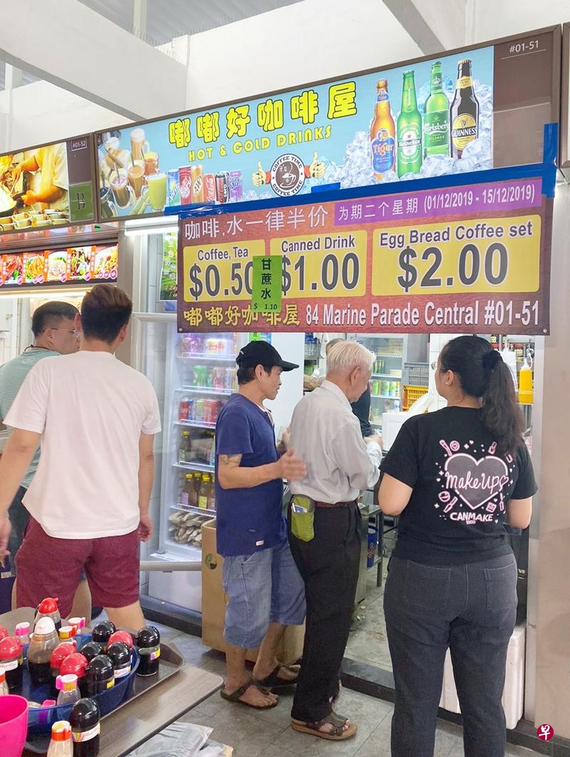 陈福春表示,目前促销期间每天可卖约五六百杯饮料。(杨凱冰摄) 陈福春表示,目前促销期间每天可卖约五六百杯饮料。(杨凱冰摄)