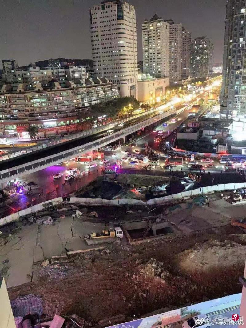 厦门地铁2号线口发生500平方米的塌陷事故。(来自微博截图) 厦门地铁2号线口发生500平方米的塌陷事故。(来自微博截图)