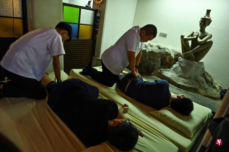 泰式按摩深受游客欢迎。(法新社) 泰式按摩深受游客欢迎。(法新社)