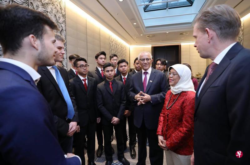 哈莉玛总统(右二)和夫婿穆罕默德(右三) 与在德国实习的工艺教育学院学生, 以及德国企业罗德与施瓦茨的学徒会面。(通讯及新闻部提供) 哈莉玛总统(右二)和夫婿穆罕默德(右三) 与在德国实习的工艺教育学院学生, 以及德国企业罗德与施瓦茨的学徒会面。(通讯及新闻部提供)