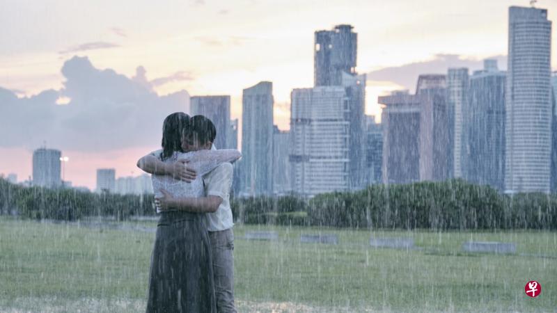杨雁雁与许家乐在电影《热带雨》中擦出师生恋爱火,最经典台词就是许家乐对她说“我要Hug你”。(《热带雨》剧照) 杨雁雁与许家乐在电影《热带雨》中擦出师生恋爱火,最经典台词就是许家乐对她说“我要Hug你”。(《热带雨》剧照)