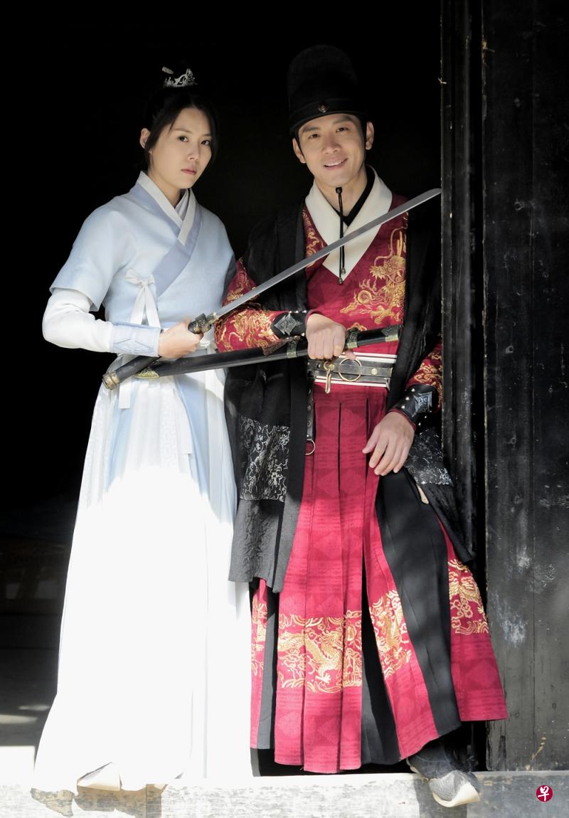 戚玉武(右)和黄思恬到横店拍戏,一个感受到剧组的贴心,一个感受到中新工作文化的差异。 戚玉武(右)和黄思恬到横店拍戏,一个感受到剧组的贴心,一个感受到中新工作文化的差异。