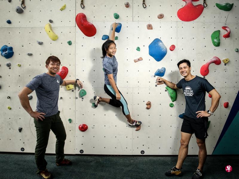 15岁攀岩小将张瑞恩(中)今天下午将在位于淡滨尼天地的The Rock School攀岩中心揭晓“年度汉字”,在她两侧的是TRS的两名创办人庄则东(左)及陈伟伦。(叶振忠摄) 15岁攀岩小将张瑞恩(中)今天下午将在位于淡滨尼天地的The Rock School攀岩中心揭晓“年度汉字”,在她两侧的是TRS的两名创办人庄则东(左)及陈伟伦。(叶振忠摄)