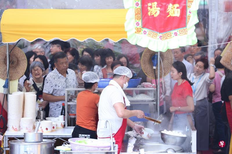 大批公众在义安文化中心主办的潮州文化美食节排队领取潮汕美食。(特约李佳颖摄) 大批公众在义安文化中心主办的潮州文化美食节排队领取潮汕美食。(特约李佳颖摄)