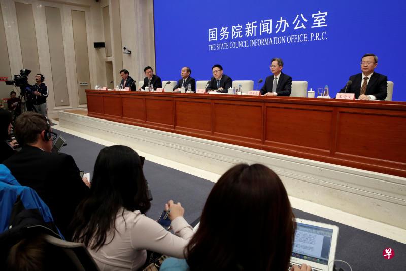 中国国务院新闻办公室在13日晚上11时召开记者会公布中方声明,宣布中美就第一阶段经贸协议文本达成一致。出席记者会的人员分别是中国农业农村部副部长韩俊(左起)、中国国务院新闻办公室副主任郭卫民、中国国家发展和改革委员会副主任宁吉喆、中央财经委员会办公室副主任、财政部副部长廖岷、中国外交部副部长郑泽光以及中国商务部副部长兼国际贸易谈判副代表王受文。(路透社) 中国国务院新闻办公室在13日晚上11时召开记者会公布中方声明,宣布中美就第一阶段经贸协议文本达成一致。出席记者会的人员分别是中国农业农村部副部长韩俊(左起)、中国国务院新闻办公室副主任郭卫民、中国国家发展和改革委员会副主任宁吉喆、中央财经委员会办公室副主任、财政部副部长廖岷、中国外交部副部长郑泽光以及中国商务部副部长兼国际贸易谈判副代表王受文。(路透社)
