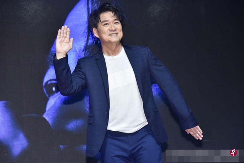 周华健推出新专辑,混血帅儿周厚安现身站台。(滚石唱片提供) 周华健推出新专辑,混血帅儿周厚安现身站台。(滚石唱片提供)