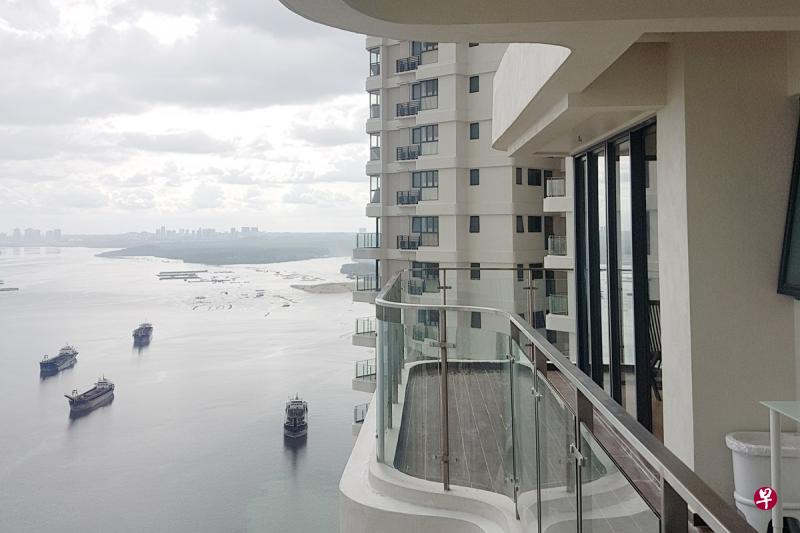 何先生原本选择的单位阳台是用天花板遮盖,但拿到的单位却是无遮盖的开放式阳台。(受访者提供) 何先生原本选择的单位阳台是用天花板遮盖,但拿到的单位却是无遮盖的开放式阳台。(受访者提供)