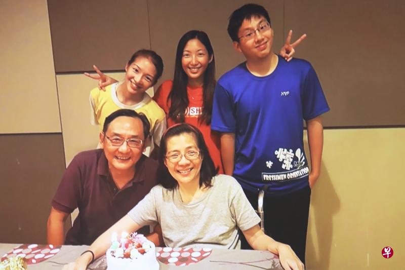 林丽云与丈夫陈志成结婚31周年时与儿女合照。 林丽云与丈夫陈志成结婚31周年时与儿女合照。