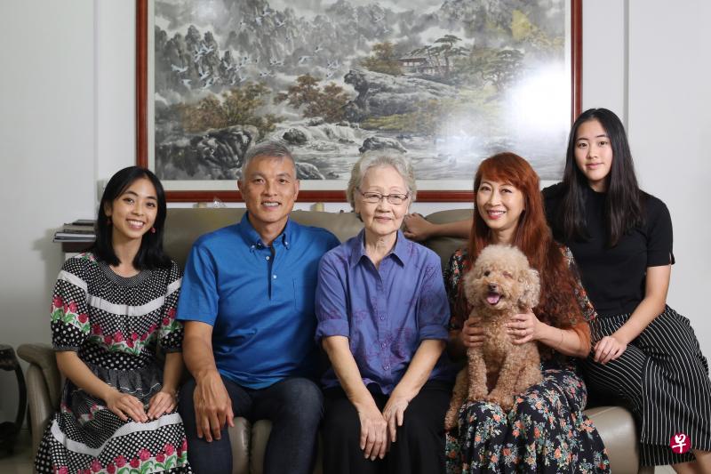 杨蒨蕾(左起)、杨升喜、黄金玉、钱小筠、杨慧蕾,这一家人因艺术,感情被牵系得更紧密。 杨蒨蕾(左起)、杨升喜、黄金玉、钱小筠、杨慧蕾,这一家人因艺术,感情被牵系得更紧密。