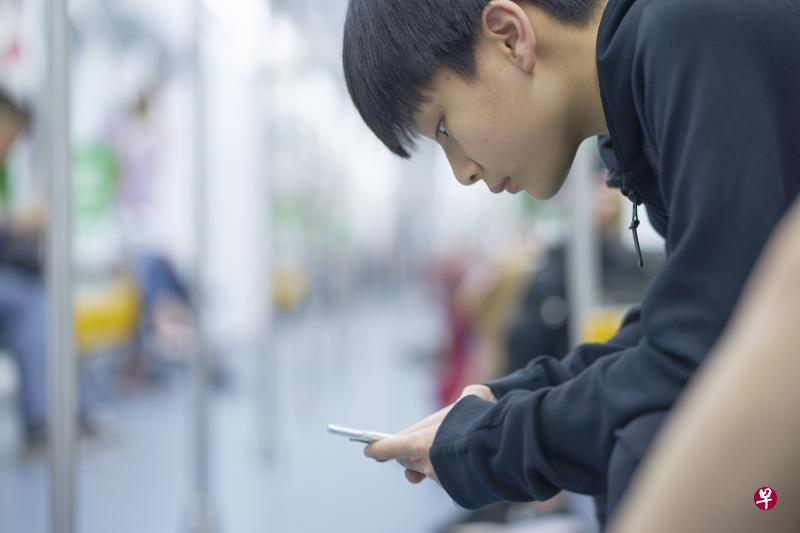 家长应该和青少年孩子讨论如何节制电玩时间,并培养良好上网习惯。(iStock图片) 家长应该和青少年孩子讨论如何节制电玩时间,并培养良好上网习惯。(iStock图片)