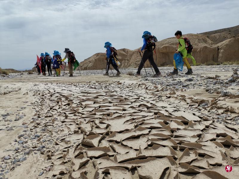 柴达木地处高海拔,天气较为炎热干燥,部分地区干旱得土地都龟裂了。 柴达木地处高海拔,天气较为炎热干燥,部分地区干旱得土地都龟裂了。