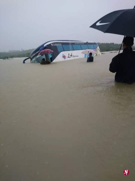 连日大雨导致柔佛哥打丁宜发生严重水灾。一辆长途巴士今天由于大水而受困当地丰盛港路,幸好搜救人员过后救出车上13名乘客。(互联网照片) 连日大雨导致柔佛哥打丁宜发生严重水灾。一辆长途巴士今天由于大水而受困当地丰盛港路,幸好搜救人员过后救出车上13名乘客。(互联网照片)