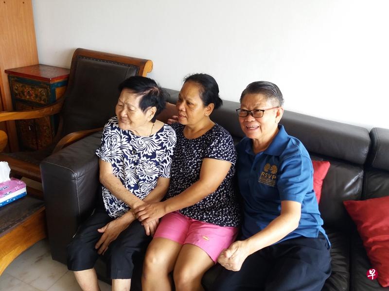 余美丽(右)在女佣的帮助下会带着阿嬷(左)出门。(受访者提供) 余美丽(右)在女佣的帮助下会带着阿嬷(左)出门。(受访者提供)