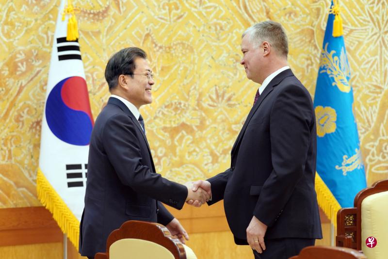 韩国总统文在寅(左)星期一在青瓦台接见到访的美国国务院对朝政策特别代表比根(右),两人相信就打破朝美对话僵局,维持无核化对话动力的方案进行了集中讨论。(路透社) 韩国总统文在寅(左)星期一在青瓦台接见到访的美国国务院对朝政策特别代表比根(右),两人相信就打破朝美对话僵局,维持无核化对话动力的方案进行了集中讨论。(路透社)