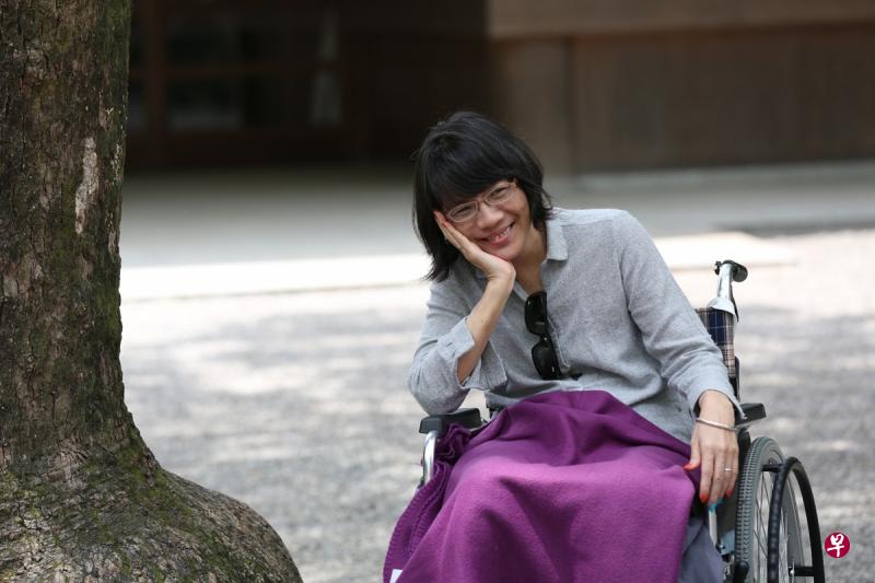 林丽云患病后依旧活跃,即使坐着轮椅也出国旅游。(家属提供) 林丽云患病后依旧活跃,即使坐着轮椅也出国旅游。(家属提供)