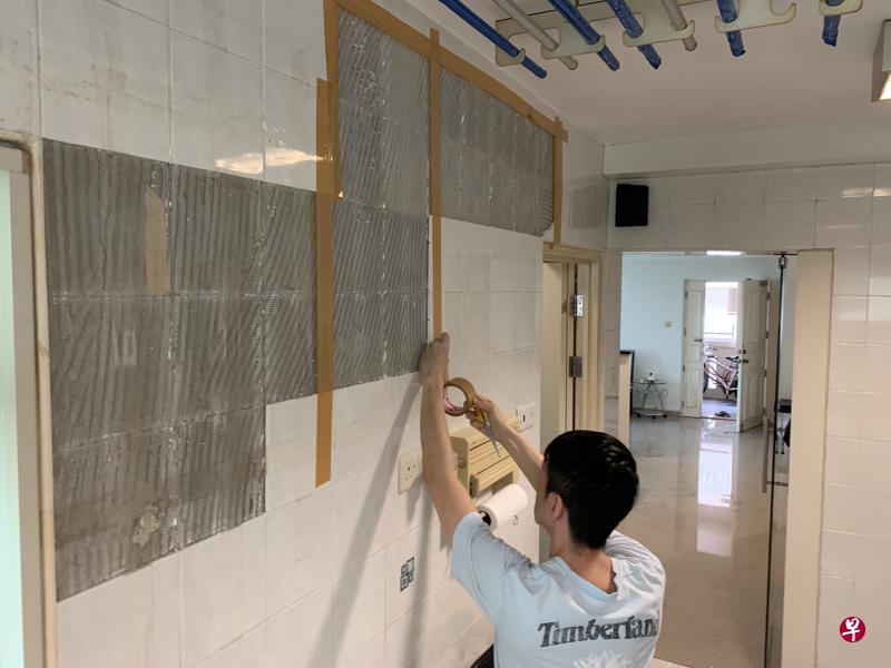 宋先生事后用胶带将其余的瓷砖粘起来。 瓷砖掉落后在地上碎成多片。 宋先生事后用胶带将其余的瓷砖粘起来。 瓷砖掉落后在地上碎成多片。