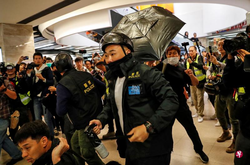 香港昨天(15日)再发生警民冲突,一名警察在沙田的新城市广场被示威者用雨伞攻击(路透社) 香港昨天(15日)再发生警民冲突,一名警察在沙田的新城市广场被示威者用雨伞攻击(路透社)