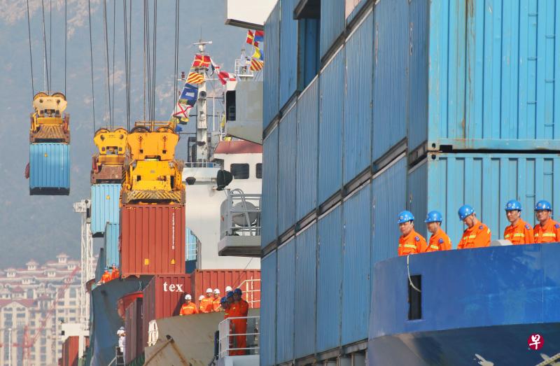 路透社引述消息人士,指中国计划调低明年经济增长目标至6%。图为工作人员在山东烟台的港口检查作业。(路透社) 路透社引述消息人士,指中国计划调低明年经济增长目标至6%。图为工作人员在山东烟台的港口检查作业。(路透社)