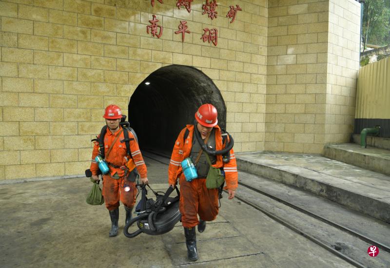 救援人员准备进入煤矿(中新社) 救援人员准备进入煤矿(中新社)