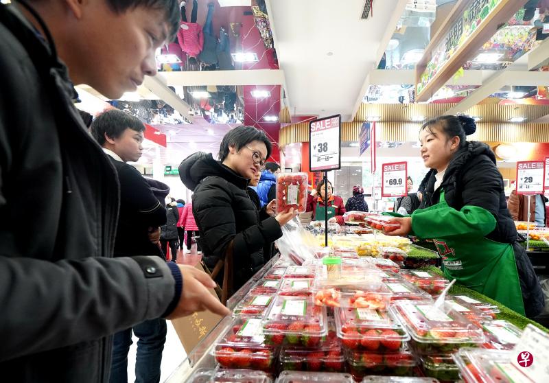 中国国家统计局今天(16日)发布数据显示,11月份,社会消费品零售总额38094亿元(人民币,7400新元),同比增长8.0%。图为12月10日,消费者在上海市南京路一商店购买食品。(新华社) 中国国家统计局今天(16日)发布数据显示,11月份,社会消费品零售总额38094亿元(人民币,7400新元),同比增长8.0%。图为12月10日,消费者在上海市南京路一商店购买食品。(新华社)