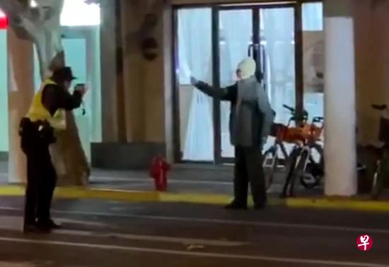 上海静安区警员对挥舞菜刀的男子开枪。(互联网) 上海静安区警员对挥舞菜刀的男子开枪。(互联网)