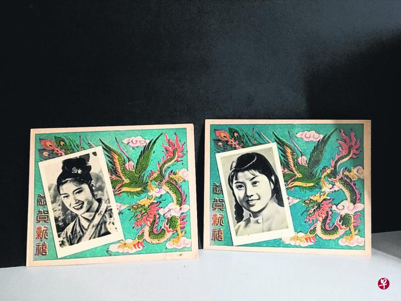 附黄婉秋照片的《刘三姐》贺年卡。(二炮摄) 附黄婉秋照片的《刘三姐》贺年卡。(二炮摄)