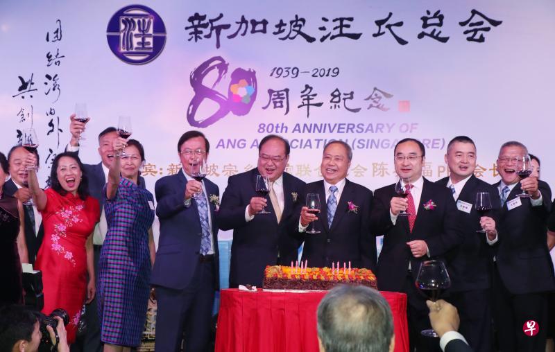 汪氏总会代表与特别嘉宾在切蛋糕仪式举行过后共同举杯向来宾祝酒。左起为汪毓泉、汪丽思、汪隆基、汪丽蓉、汪瑞典、宗乡总会会长陈奕福(主宾)、汪家裕、中国大使馆参赞兼总领事邱元兴(贵宾)、汪春福,以及汪福祥。(陈来福摄) 汪氏总会代表与特别嘉宾在切蛋糕仪式举行过后共同举杯向来宾祝酒。左起为汪毓泉、汪丽思、汪隆基、汪丽蓉、汪瑞典、宗乡总会会长陈奕福(主宾)、汪家裕、中国大使馆参赞兼总领事邱元兴(贵宾)、汪春福,以及汪福祥。(陈来福摄)
