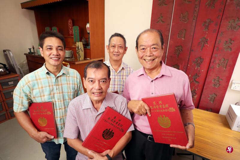 历史悠久的曹家馆获得宗亲们不离不弃的支持。左起为财政曹荣福、会长曹德财、总务曹万昌,以及会务顾问曹发利。(陈来福摄) 历史悠久的曹家馆获得宗亲们不离不弃的支持。左起为财政曹荣福、会长曹德财、总务曹万昌,以及会务顾问曹发利。(陈来福摄)