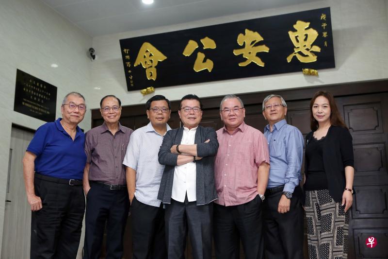 惠安公会庆祝95周年,为惠安人南来的历史和故事制作纪录短片,希望吸引新一代会员前来缔结地缘乡情。总务张成雄(左起)、副会长连金水、副会长黄龙金、会长郭庭水、副会长陈友明、副会长许森福,以及文化主任蔡碧霞在公会前合影。(特约李佳颖摄) 惠安公会庆祝95周年,为惠安人南来的历史和故事制作纪录短片,希望吸引新一代会员前来缔结地缘乡情。总务张成雄(左起)、副会长连金水、副会长黄龙金、会长郭庭水、副会长陈友明、副会长许森福,以及文化主任蔡碧霞在公会前合影。(特约李佳颖摄)