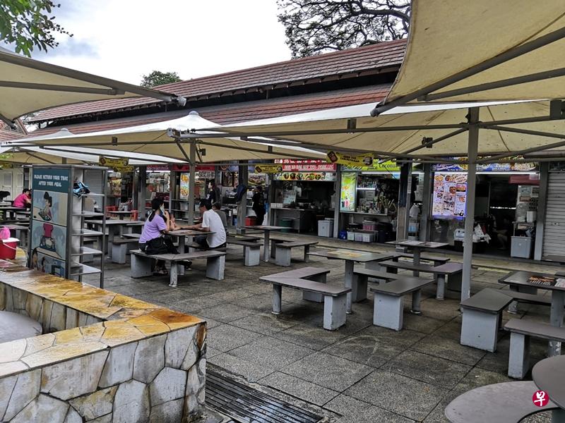 东海岸湖美食村的小贩中心生意受雨天影响。(郑羽凡摄) 东海岸湖美食村的小贩中心生意受雨天影响。(郑羽凡摄)