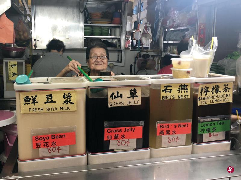 阿嫲陈亚香在小贩中心开档快45年,许多淡初毕业的学子都还认得她。(黄贝盈摄) 阿嫲陈亚香在小贩中心开档快45年,许多淡初毕业的学子都还认得她。(黄贝盈摄)