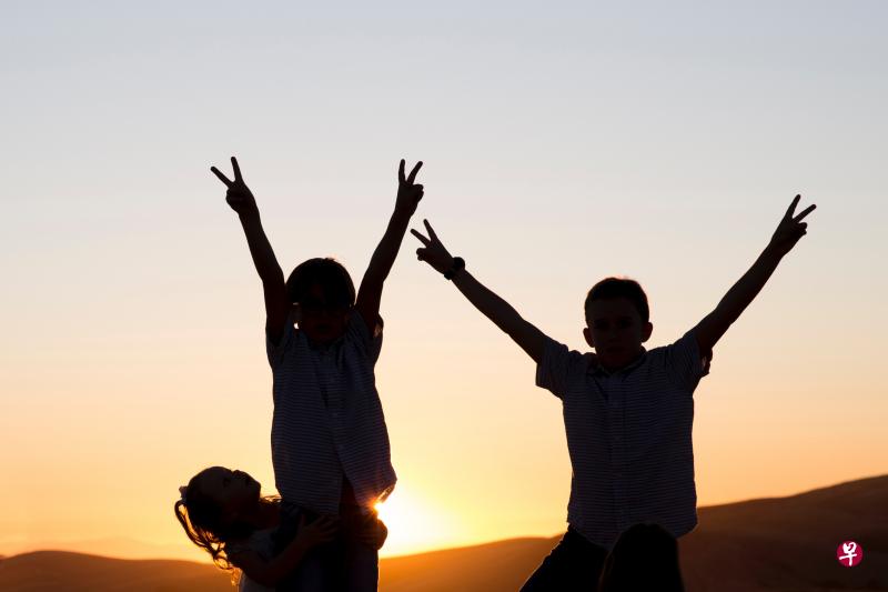 作者认为,养育孩子不只是养,让他们吃好穿好,还要照顾他们的心智发展。(互联网) 作者认为,养育孩子不只是养,让他们吃好穿好,还要照顾他们的心智发展。(互联网)