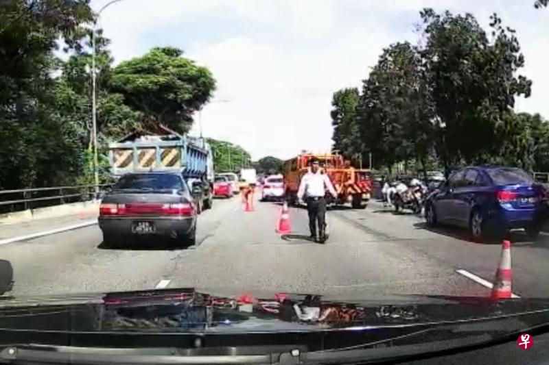 电单车在车祸过程中被拖车撞开,骑士跌下车后被卷入拖车车底,当场被碾死。(取自面簿) 电单车在车祸过程中被拖车撞开,骑士跌下车后被卷入拖车车底,当场被碾死。(取自面簿)