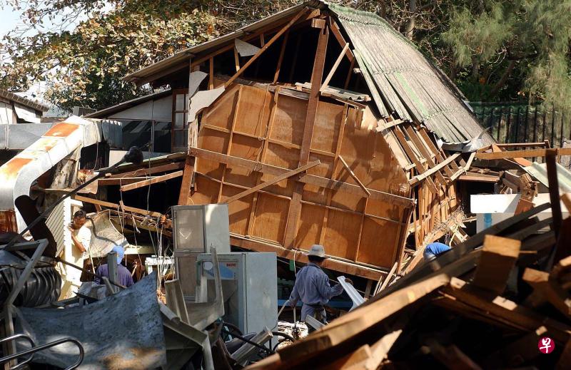 2004年12月26日,印度洋发生9.1级大地震并引发高达17.4米的海啸,造成东南亚、南亚以及非洲多国合共至少23万人死亡。(档案照) 2004年12月26日,印度洋发生9.1级大地震并引发高达17.4米的海啸,造成东南亚、南亚以及非洲多国合共至少23万人死亡。(档案照)