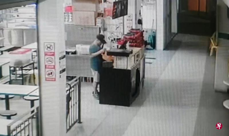 男子把调制解调器和收银机直接放入背包后离开。(取自面簿) 男子把调制解调器和收银机直接放入背包后离开。(取自面簿)