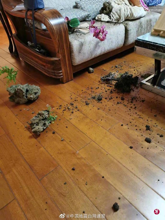 图为网友拍摄震中现场情况。(来源:中国地震台网官微) 图为网友拍摄震中现场情况。(来源:中国地震台网官微)