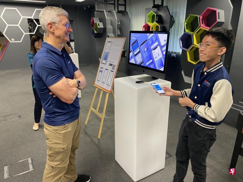 新科技中学的俞家琛(15岁,右)向库克演示他所开发的“Portable CL”免费华文认字闪卡应用。(杨全龙摄) 新科技中学的俞家琛(15岁,右)向库克演示他所开发的“Portable CL”免费华文认字闪卡应用。(杨全龙摄)
