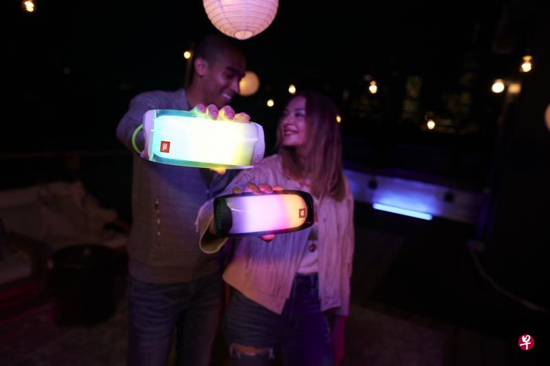 JBL Pulse 4灯光覆盖音箱全部表面,能提供360度灯光秀。(厂商提供) JBL Pulse 4灯光覆盖音箱全部表面,能提供360度灯光秀。(厂商提供)