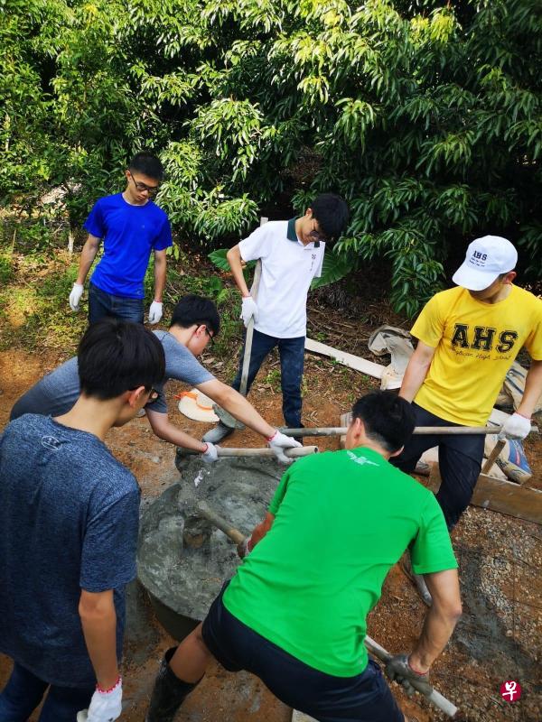 在炎热的太阳底下为了铺路认真工作。(由圣公会中学提供) 在炎热的太阳底下为了铺路认真工作。(由圣公会中学提供)