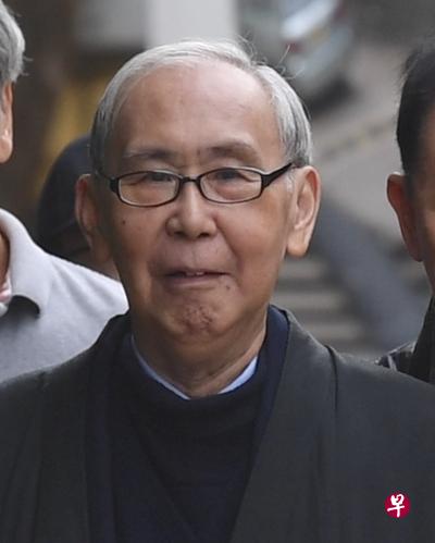 许仕仁昨天在四名男子陪同下步出赤柱监狱,样子明显苍老消瘦。(香港中通社) 许仕仁昨天在四名男子陪同下步出赤柱监狱,样子明显苍老消瘦。(香港中通社)