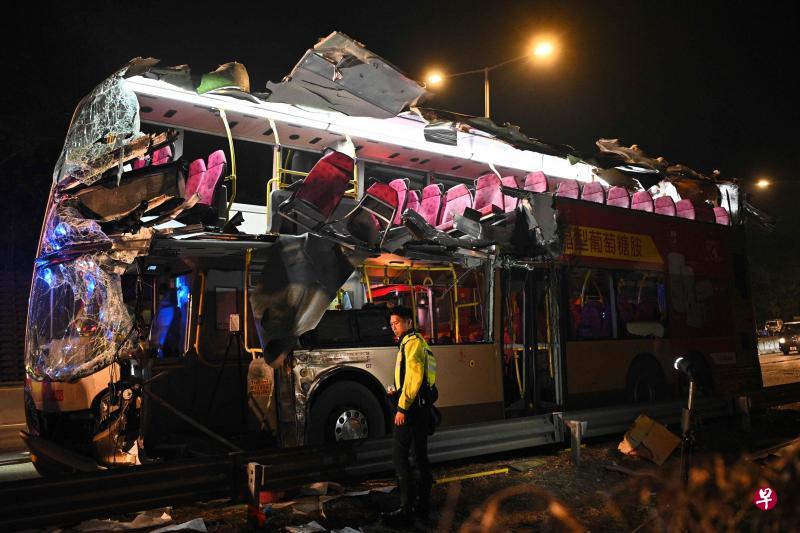 香港昨天一辆双层巴士撞上大树,导致六人死亡和多人受伤。图为一名警察正在肇祸巴士前视察。(法新社) 香港昨天一辆双层巴士撞上大树,导致六人死亡和多人受伤。图为一名警察正在肇祸巴士前视察。(法新社)