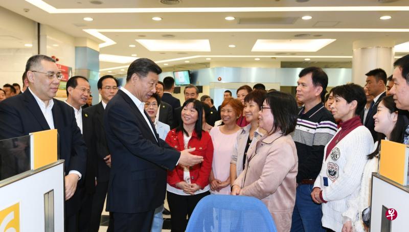 中国国家主席习近平今天在澳门视察政府综合服务大楼期间,与等候办理服务的市民交谈。(澳门新闻局官网) 中国国家主席习近平今天在澳门视察政府综合服务大楼期间,与等候办理服务的市民交谈。(澳门新闻局官网)