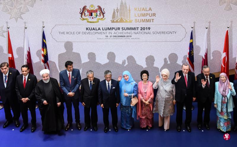 马来西亚首相马哈迪(左五)等回教国家领导人及代表出席了“2019年吉隆坡峰会”。左三是伊朗总统鲁哈尼、左四是卡塔尔埃米尔塔米姆、左六是马国元首阿都拉、右六是元首后阿兹莎、右五是马哈迪夫人西蒂哈斯玛、右四是土耳其总统夫人艾米娜、右三是土耳其总统埃尔多安、右一是马国副首相旺阿兹莎。(法新社) 马来西亚首相马哈迪(左五)等回教国家领导人及代表出席了“2019年吉隆坡峰会”。左三是伊朗总统鲁哈尼、左四是卡塔尔埃米尔塔米姆、左六是马国元首阿都拉、右六是元首后阿兹莎、右五是马哈迪夫人西蒂哈斯玛、右四是土耳其总统夫人艾米娜、右三是土耳其总统埃尔多安、右一是马国副首相旺阿兹莎。(法新社)